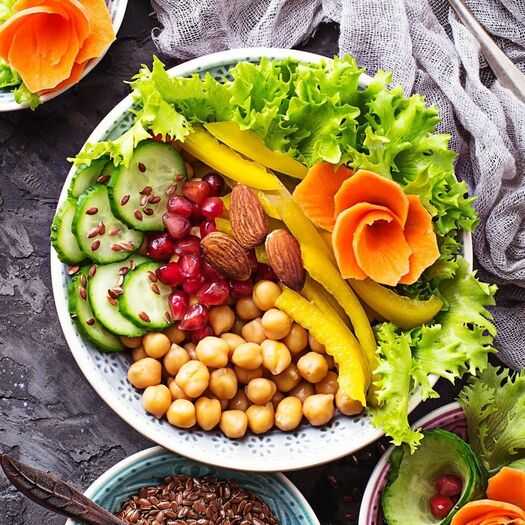 Plato colorido con vegetales frescos y alimentos variados
